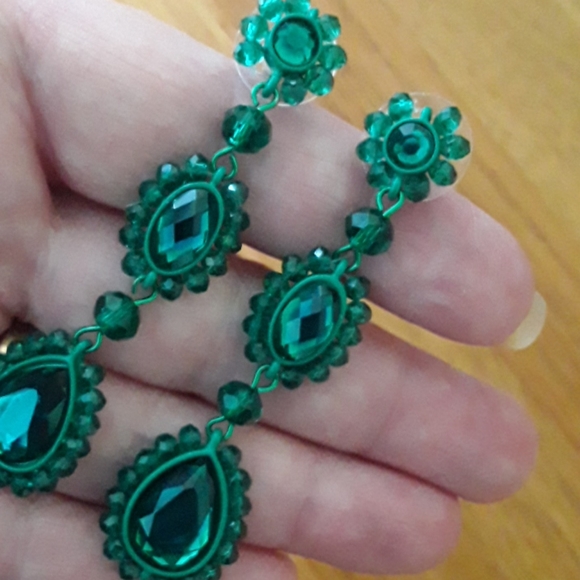 Gorgeous Emerald Green Teardrop Dangle Earrings - Picture 2 of 9